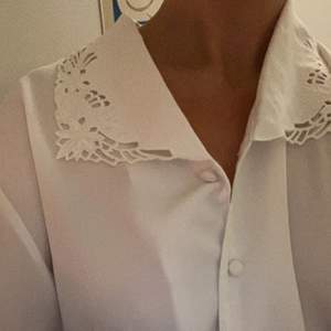 Superfin vit skjorta/blus med spetsdetaljet på kragen och klädda knappar. Superfin kvalite och aldrig använd av mig. 🕊