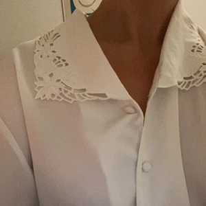 ✨ perfekta skjortan✨ - Superfin vit skjorta/blus med spetsdetaljet på kragen och klädda knappar. Superfin kvalite och aldrig använd av mig. 🕊