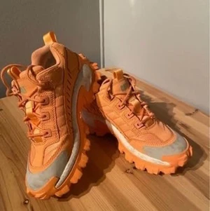 Cat-sneakers - Skorna passar bra, skorna är i bra skick och inga skador. 