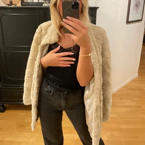 Kappa - Beige fakepälskappa strl S 🤍 köparen står för frakt 