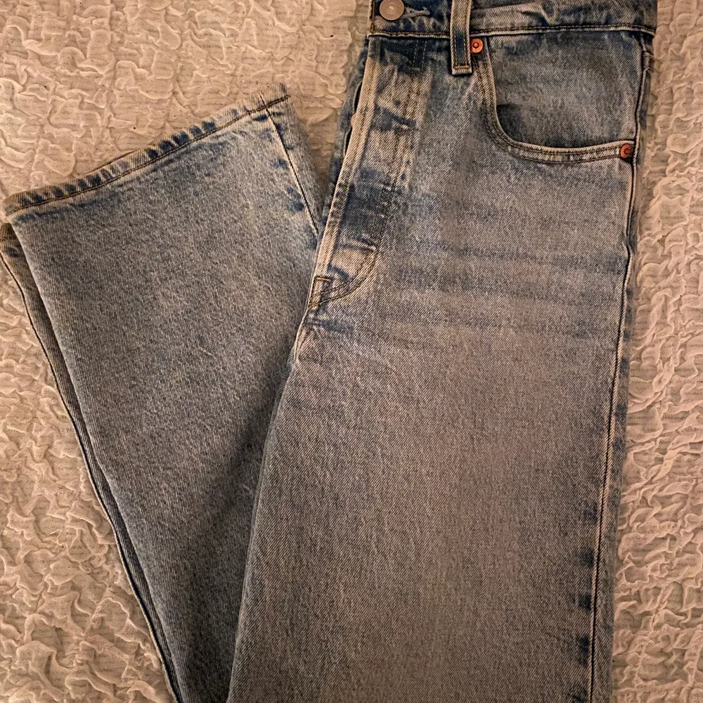 Ett par ljusblåa jeans från Levis. Skulle säga att storleken är S. De går ner till ankeln på mig som är 165. Är använda men är i mycket bra skick. Pris går att diskutera. Kontakta vid frågor eller intresse. Köparen står för frakt.🤍. Jeans & Byxor.