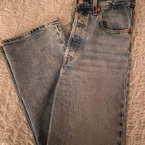 Ett par ljusblåa jeans från Levis. Skulle säga att storleken är S. De går ner till ankeln på mig som är 165. Är använda men är i mycket bra skick. Pris går att diskutera. Kontakta vid frågor eller intresse. Köparen står för frakt.🤍