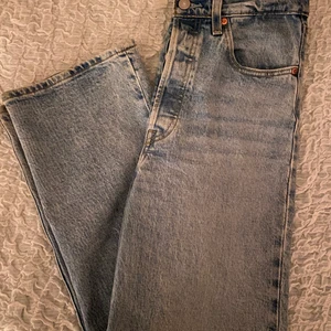 Jeans Levis - Ett par ljusblåa jeans från Levis. Skulle säga att storleken är S. De går ner till ankeln på mig som är 165. Är använda men är i mycket bra skick. Pris går att diskutera. Kontakta vid frågor eller intresse. Köparen står för frakt.🤍