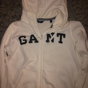 GANT kofta  - Jag säljer min gant kofta, använts sällan, bra skick inga märken. (Köpt för 1199)