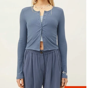 Topp med knappar💓 - Tröja med knappar, mintgrönfärg. Första bilden är från hemsidan, men i annan färg💓 Använd en gång. 