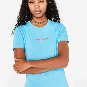 🕇 Tisha från The Ragged Priest🕇 - Skiiitsnygg tisha från The Ragged Priest!🕇 Den är ljusblå med ett kontrastfärgat oranget tryck på framsidan, 'Obsession' står det hihi 🥰 Den har en fit som sitter åt på ett snyggt sätt, utan att kännas trång 😌 Helt ny och oanvänd med lapparna kvar! Nypris var ca 400kr, Storlek S, 250kr inkl frakt 🌼 