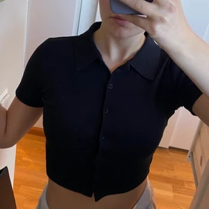 Ribbad pikè croppad - Svart pikè i ribbat material från NAKD. Strl XS. Använd enstaka gånger och är i mycket fint skick. Köparen står för frakt (66kr spårbar).