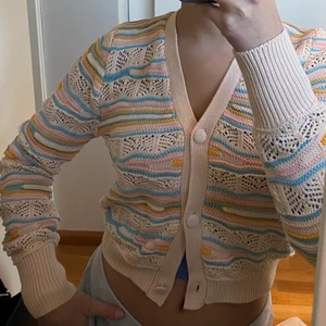 Färgglad stickad kofta - Färgglad stickad kofta. ONESIZE men skulle säga att den är som en XS/S. Aldrig använd så i mycket fint skick 💖Köparen står för frakt (66kr spårbar) 