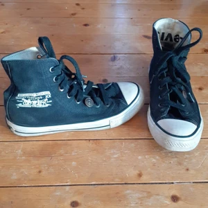 Levis skor - Ett par jätte Snygga Svarta Levis skor i stl 39, dom är inte så använda men lite smutsiga för dom har varit i en garderob ett tag"se bild 3" annars är de inget fel på dom , de e såklart äkta ,säljer för 100kr plus 70kr frakt ska starta budgivning, buda med minst 5 kr i taget, skriv till mig privat för mer information 