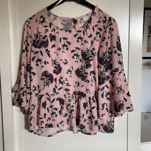 Blus gina tricot - Söt blus från gina tricot i storlek XS, pssst även S. Knappt använd är i nyskick