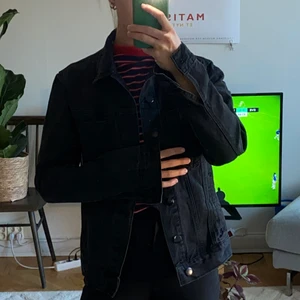 Jeansjacka Forever21 - Fin svart jeansjacka från Forever21. Använd ett fåtal gånger och i fint skick. Storlek S.