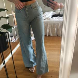 Jättefina vida midwaist jeans i ljusblå! Mycket bra skick, säljes pga för lite användning för tillfället. Nypris 499kr startbud 90kr