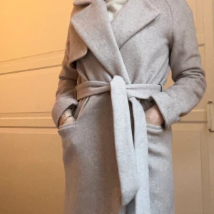 👻 Day Birger et Mikkelsen kappa beige  👻 - Day Birger et Mikkelsen kappa beige i superfint skick enbart använd ett fåtal gånger. Nypris 3129 sek   50% ull 50% polyester   Knälång    Mer info och bilder:  https://www.zalando.se/2nd-day-livia-kappa-rock-s3821h008-c11.html