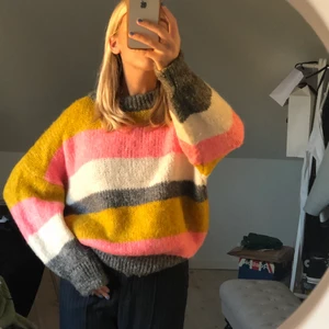 Stickad tröja - Säljer denna ”ganni” liknande tröja från ginatricot då den inte används. Super mjuk och i toppkvalite då den inte är använd. Frakt tillkommer på 66kr!