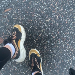 Suoerfina skor i bra skick❤️❤️❤️ - Intressekoll på dessa supersnygga skor! De är som nya i bra skick!💕😍 Använda 2ggr köp för 500 bjuder frakt!