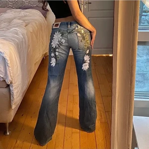 Dolce & gabbana jeans - Säljer dessa superfina dolce & gabbana jeans då de tyvärr var för små för mig. Köpta här på Plick, innerbenslängd 86 (sprättade där nere) och midjemått ca 80🥰