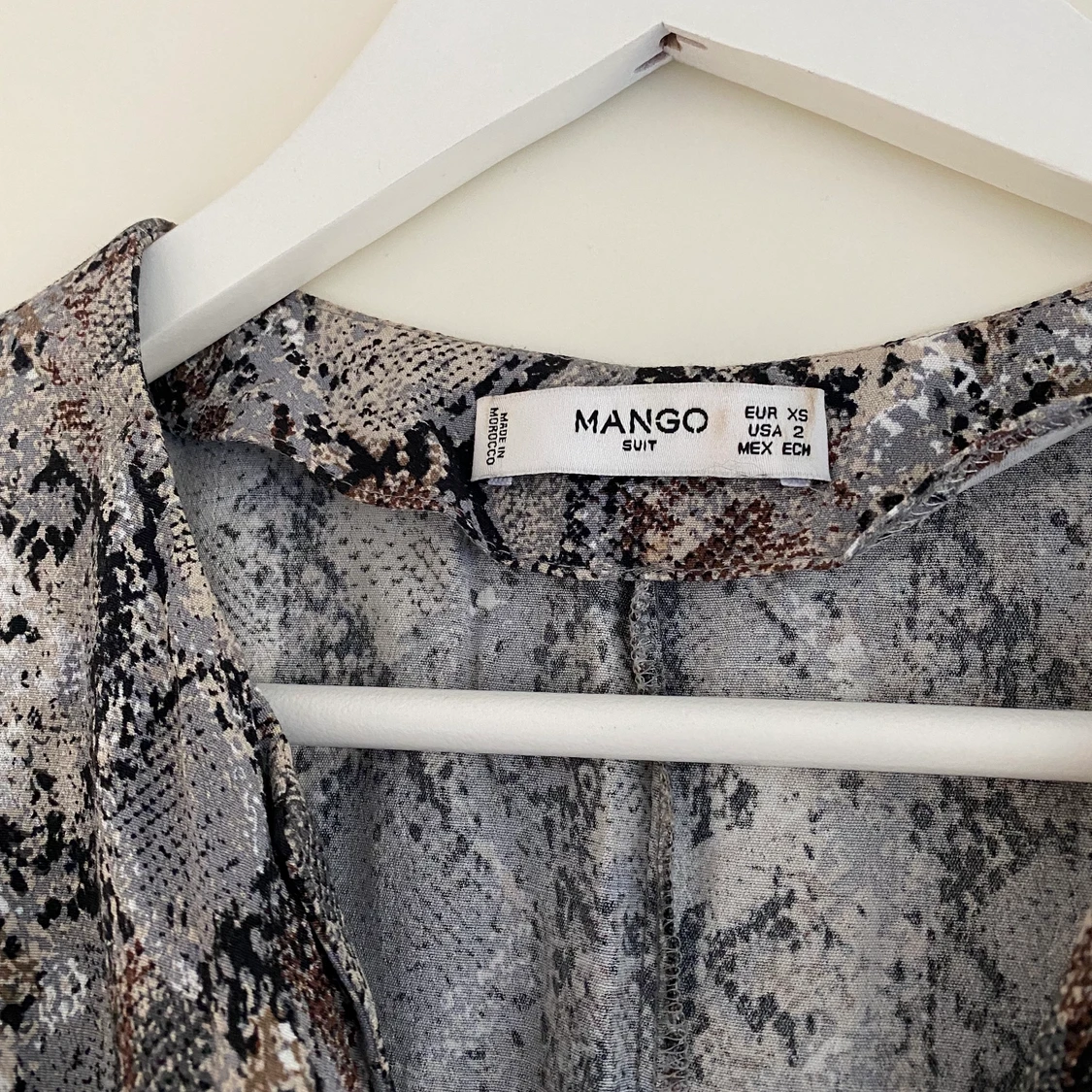 Ormmönstrad klänning - 91