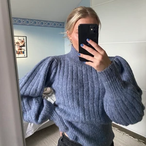 Blå stickad tröja - Så mysig på stickad tröja med polo-krage, från märket .Object storlek xs men passar även mig som är S. Skriv för fler bilder💖
