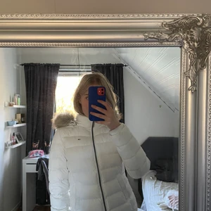 Tommy jacka - Superfin jacka som är sparsamt använd. Den är i väldigt fint skick och är supervarm och skön att ha på vintern! Den passar en xs/s! Kontakta mig om du är intresserad!💕 finns att köpa på zalando för 2595kr💕