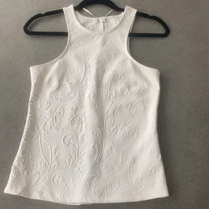 Detaljerat linne - Jättefint och gulligt detaljerat linne från Cubus, passar lika bra till vardag som på fest❤️❤️ passar mig som har S perfekt men står att det är en XS🥰 köpare står för eventuell frakt