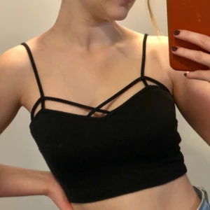 Brandy Melville croppat linne  - Svart croppat linne från brandy Melville!    Storlek One size, men jag skulle säga att den passar en XS-M. 