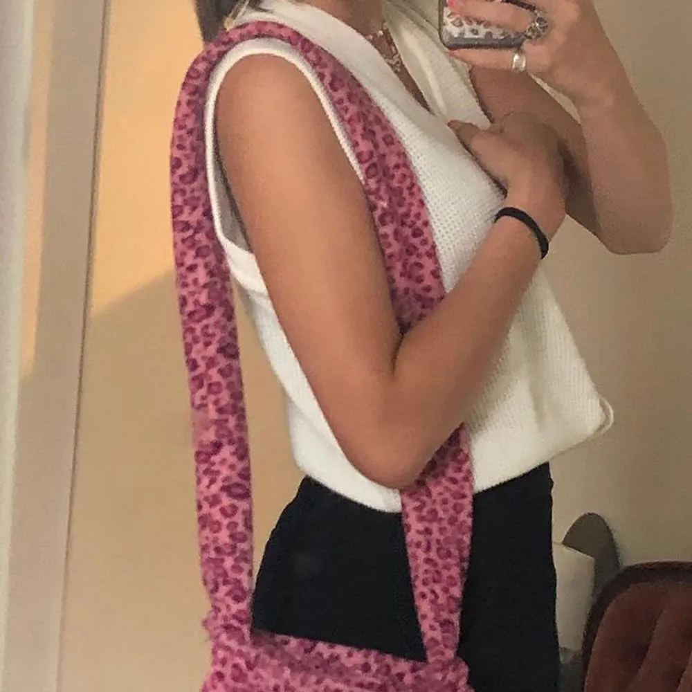 Säljer denna jättfina axelbandsväska med rosa leopard mönster, materialet är mjukt och den är jättebekvämlig att ha på sig den är också rymlig💕. Väskor.