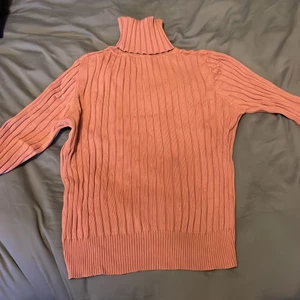 Ribbad polotröja - Använd ett fåtal gånger