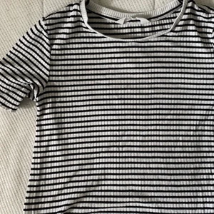 T-shirt XS - Randig t-shirt för 80kr + frakt om vi inte möts upp i Eskilstuna :)