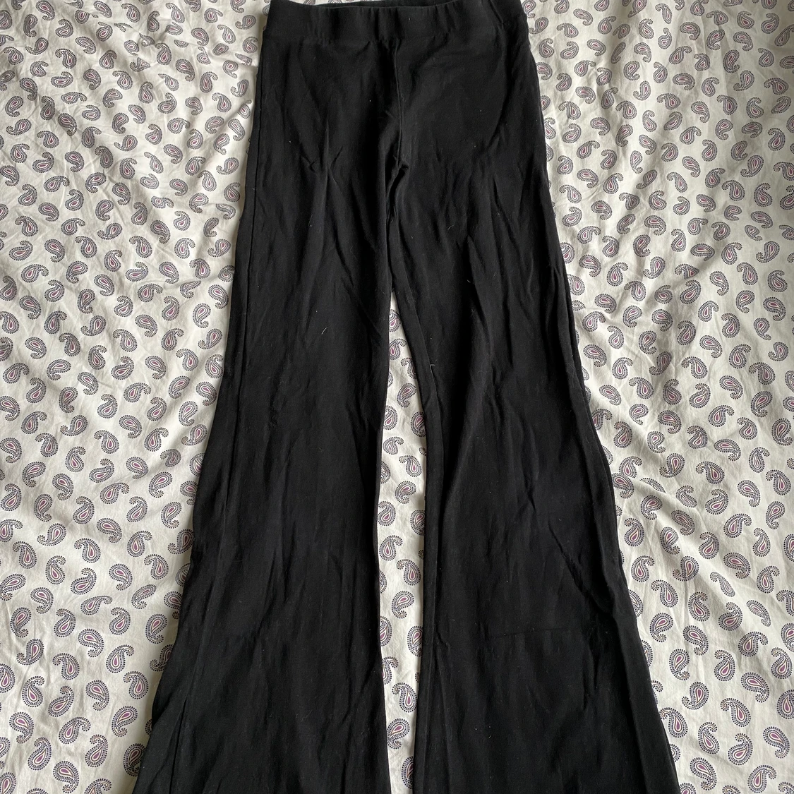 Svarta utsvängda byxor