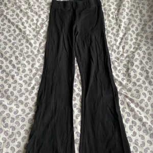 Svarta utsvängda byxor - Bra skick