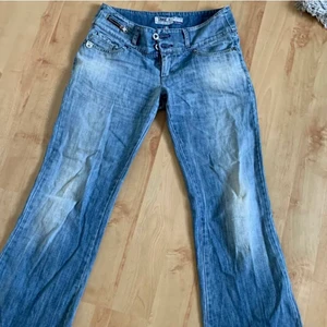 lågmidjade jeans! - säljer dessa skitcoola lågmidjade jeans då dom är alldeles för stora för mig. (är 158cm). köpte dom i storlek S men skulle säga att dom är M eller L? aldrig använda av mig men köpte dom här på plick så vet inte hur använda dom är. L=86cm, M=73/74cm.