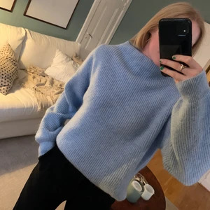 Anine Bing x Gina Tricot, tröja, strl M - Stickad tröja med fin skurning vid halsen.