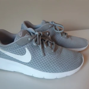 Nike skor st 38.5  - Nike skor i storlek 38.5 . använda ett fåtal gånger . frakten står köparen för. 