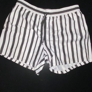 Badshorts randig - Badshorts ifrån ASOS i gott skick. 