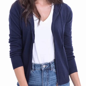 Marinblå kashmir kofta! - Super mysig marinblå kashmir kofta! Knappt använd💕 hör av sig för fler bilder🙌🏼