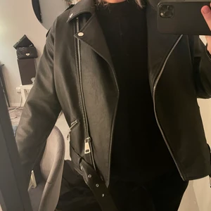 Snygg Skinnjacka - Säljer denna snygga jacka från Nelly! Endast provad ❤️ Skickar med spårbar frakt eller upphämtning i Kungsbacka! 🥰