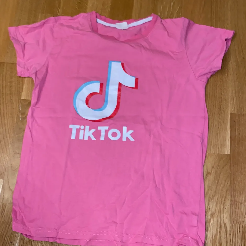 Säljer en TikTok rosa TikTok tröja! Har används ganska många gånger, Har lite korta ärmar, Kostar 60 kr och är ganska luftig.. T-shirts.