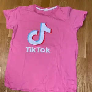 Säljer en TikTok rosa TikTok tröja! Har används ganska många gånger, Har lite korta ärmar, Kostar 60 kr och är ganska luftig.