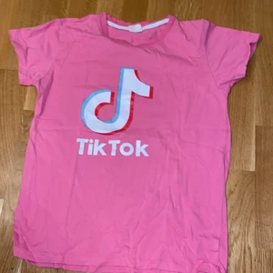 TikTok tröja - Säljer en TikTok rosa TikTok tröja! Har används ganska många gånger, Har lite korta ärmar, Kostar 60 kr och är ganska luftig.