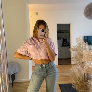 Jeans - Blå jeans med medelhög midja, bra skick. Storlek 26/32. 150+frakt. Jag är 164💕