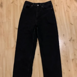 Monki jeans - Säljer dessa Monki jeans i en rak modell, eftersom de har blivit för stora. Jag skulle säga att byxorna passar en M eller en mindre L ☺️ Frakten är inkluderat i priset 💕