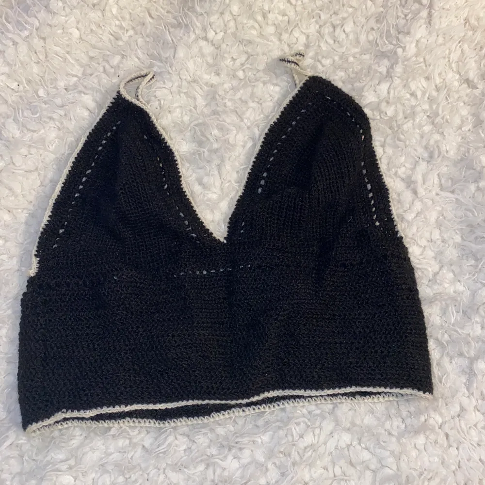 Virkad crop top svart med vita kanter. Hemmagjord. Intresserad?. Neuleet.