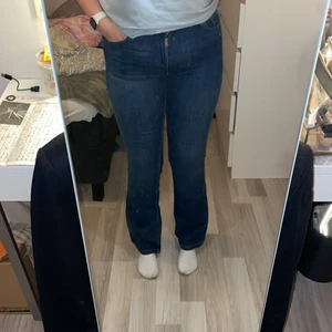 Blåa bootcutjeans! - Mörkblåa bootcutjeans från H&M! Grymt stretchigt material och långa i benen på mig som är 170! Riktiga fickor både fram och bak! Lite låg midja men inte för låg! Aldrig använda!💙