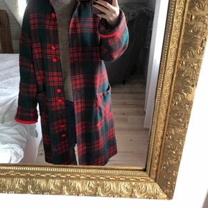 Rutig kappa - Rutig kappa köpt vintage. Färgen är lite svår att visa på bild. Men den är röd och det som ser ut som svart är mörkgrön. Använd ett fåtal gånger så i fint skick.