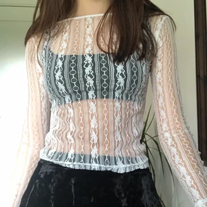 Vit spetstopp - Cool spetströja, knappt använd då den är lite för liten. Kan has själv som på första bilden men även under en annan tröja för att enkelt lyfta en outfit till nästa nivå;)