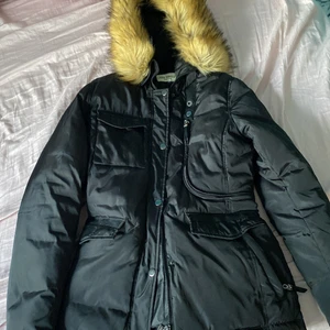 Roco baroco jacka - Säljes då jag inte riktigt gillar modellen.  Den köptes i januari detta året. Väldigt lite använd. En knapp har lossnat vid luvan (bild 3) men de märks inte när man har den på sig. Nypris 1600kr