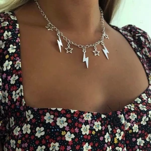 Halsband  - As snyggt och trendigt halsband med blixtar och stjärnor, silvrigt och justerbart (de halsbanden jag säljer är helt oanvända och egengjorda) (endast få kvar) ⚡️💓⚡️💖