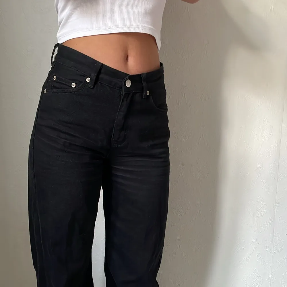 Skitsnygga svarta jeans från junkyard som tyvärr inte kommer till användning längre. De är använda fåtal gånger och därmed super bra skick! OBS! Har lagt upp byxorna nertill för mig som är 165. Men det går att sprätta upp då ja inte klippt nått💕. Jeans & Byxor.