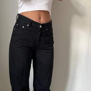 Skitsnygga svarta jeans från junkyard som tyvärr inte kommer till användning längre. De är använda fåtal gånger och därmed super bra skick! OBS! Har lagt upp byxorna nertill för mig som är 165. Men det går att sprätta upp då ja inte klippt nått💕