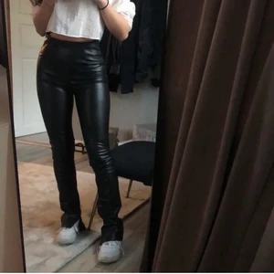 Skinnbyxor med slits  - Säljer dom populära ”fake” skinnbyxorna med slits, storlek 36/S. Sitter jättefint, 200kr❤️
